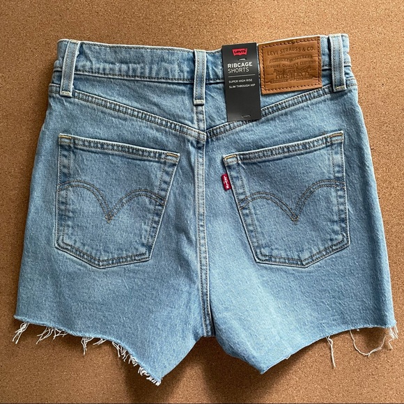 Levi’s Ribcage Shorts - Picture 5 of 8